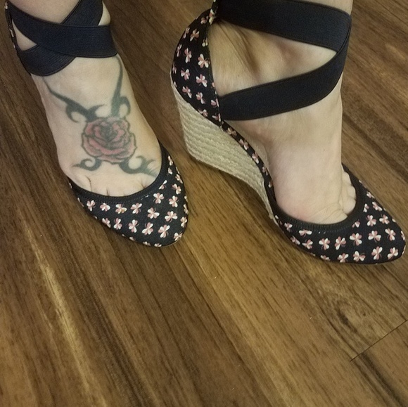 Report slide on navy elastic cross band wedge - Picture 7 of 8